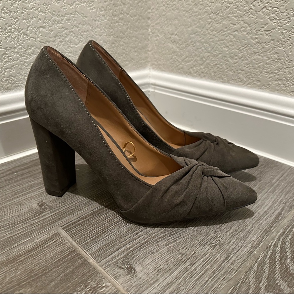 Report Women's Gray Suede Heels Never Worn
